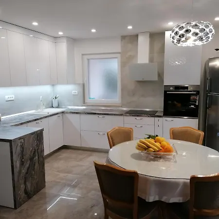 Meridians Apartment *