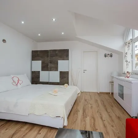 Meridians Apartment *