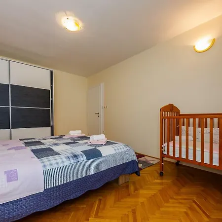 Meridians Apartment *