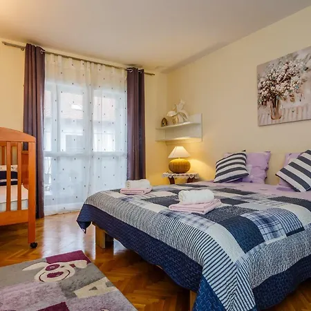 Meridians Apartment *