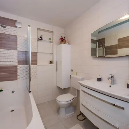 Meridians Apartment *